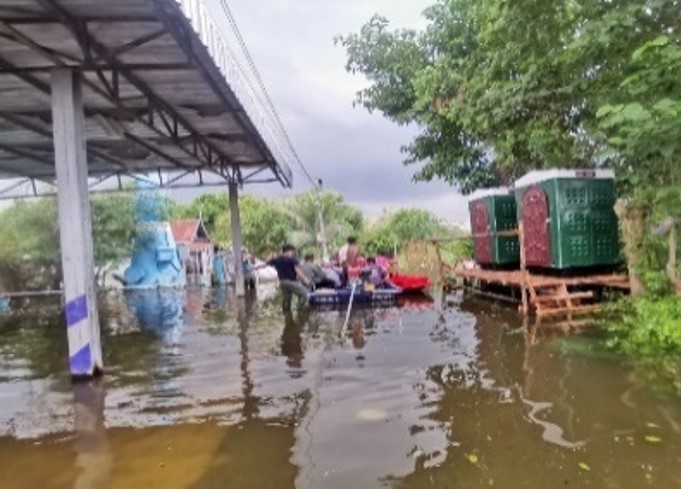 Canon Hi-Tech helps flood victims at community surrounding 4
